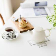 手仕事の温もり コロンとかわいいティーポット使い心地とものの佇まいにこだわる食器ブランド atelier tete アトリエ テテ シリーズより ティーウェアのご紹介です こちらはpebble ペブル という名前 ぽってり丸いデザインと 手ざわりのいいマットな質感か