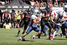 Amerikansk fotboll går ut på att göra poäng genom att föra bollen in i motståndarens målområde eller genom att göra ett så kallat sparkmål, det vill säga sparka bollen mellan målstolparna och över tvärribban på målet. Sfn Swefootballnet Twitter