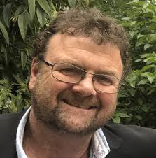 Can you help identify students in the 1971 Mentone Primary School class  photo?