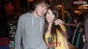Sus idas y vueltas mientras grababan casi ángeles. Lali Y Peter Lanzani Rememoran Su Primera Escena En Casi Angeles