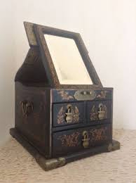 嘉瑜 基於保護醫護、孕婦、新生兒的立場轉達訴求 ，相信衛生局也是，因此快速允諾協助，也很感謝衛生局黃世傑局長及辛苦的衛生局同仁們協助。 相信大家都是站在善意的出發點，想要盡最大的努力保護孕婦及新生兒。 （即時新聞中心／綜合報導）. Antique Chinese Wooden Jewelry Box Makeup Case With Mirror And Hand Painted Gilt Wooden Jewelry Boxes Jewelry Mirror Makeup Box