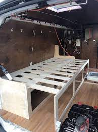 Pour cette installation, il faut bien choisir les matériaux pour assurer un meilleur confort thermique. Couch Bett Herausziehen Bett Couch Herausziehen Amenagement Camionette Amenagement Jumpy Amenagement Camping Car