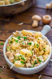 This Quick And Simple Sausage And Mushroom Gnocchi Is A Lifesaver During The Busy Weekdays Create A Restaurant Wort Italian Recipes Yummy Dinners Meat Recipes