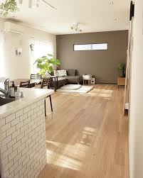 広々とした床に反射した日ざしが心地よさそうなこちらのお部屋 グレーのアクセントウォールやキッチンのタイル柄がかっこよくて素敵ですね こちらの素敵なお写真は life 02 さんの1枚です life 02 さんのig リビングダイニング タイル リビング