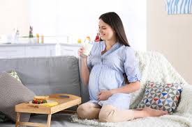 Saat anda hamil, anda perlu berpikir 2x sebelum memasukan sesuatu ke mulut anda. Pentingnya Minum Susu Ibu Hamil Dan Tips Untuk Memilihnya