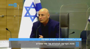 השניים נאשמים בעבירות של כניסה ויציאה מישראל שלא כחוק בפרשת ביקורת הגבולות, בה על פי האישום סייע לזוגתו לצאת ולהיכנס מהארץ ללא החתמת דרכון. ×¢×¤×¨ ×©×œ×— ×¢×¨×•×¥ ×›× ×¡×ª