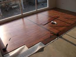 Seperti diruang kelas, ruang belajar di. 10 Karpet Lantai Motif Kayu Paling Unik