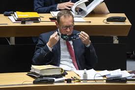 Man könne die impfpriorisierung wohl schon bald aufheben, deutet holetschek an. Berlin Im Lockdown Alkoholverbot Schulen Und Shops Dicht Alle Infos