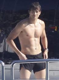 5'11ashton kutcher is 5'9 tall lol ^ not even close. Ashton Kutcher Body Measurements Weight Height Shoe Size Vital Stats