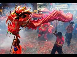 Durante esta grande festa muitos chineses voltam para suas casas para se juntarem às suas famílias. Ano Novo Chines Entenda O Que Significa O Ano Do Cao Youtube