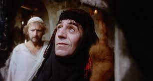 Der naive und unauffällige brian, zur selben zeit wie jesus geboren, wird durch missverständnisse gegen seinen willen als messias verehrt. Monty Python S Das Leben Des Brian Film Kritik Trailer Filmdienst