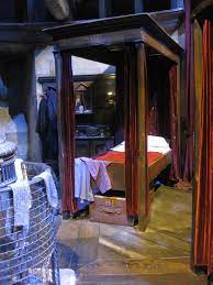 Harry Potter S Bedroom At Hogwarts Movie Tour England Harry Potter Bedroom Hogwarts Bedroom Room Ideas Bedroom