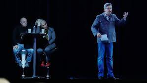 Et son idée a bien entendu inspiré les internautes qui se sont empressés de détourner son hologramme. Revivez Le Discours De Jean Luc Melenchon Present En Meme Temps A Paris Et A Lyon Grace A Un Hologramme