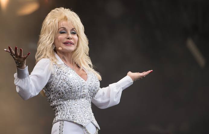 Dolly Parton’s Brutal $500 Extortion Scheme Smashed School Dropouts Overnight