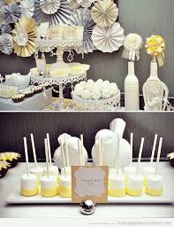 Nous avons donc décidé de vous proposer composition florale opulente de roses blanches et verdure sur un table en miroir. Table A Dessert En Beige Jaune Et Gris Decoration Mariagedecoration Mariage