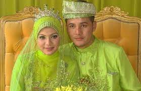 Banyak jugak aku tengok yang memohon bantuan di ruangan komen post di fb. Dulu Benci Sekarang Sayang Aliff Syukri Dedah Kisah Perkenalan Dengan Isteri Iluminasi