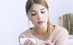 Etken maddesi ulipristal asetat olan ella tablet, döllenmeyi engelleyen, bir acil doğum kontrol hapıdır. Ertesi Gun Hapi Nasil Kullanilir