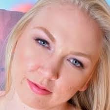 Kara Stone's Instagram, Twitter & Facebook