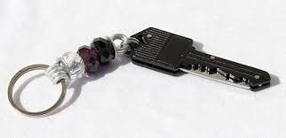 Porte Clefs Avec Un Petit Couteau Cache Dans Une Cle Et Etsy Personalized Items Electronic Products Dvi