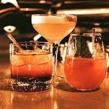 To 1 a.m., so it makes a perfect spot for your next 5 à 7 or dinner date. Bar Le Record
