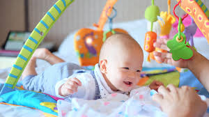 Perkembangan bayi 6 bulan | bayi 6 bulan sudah bisa apa? Ini Tips Memilih Mainan Bayi 6 Bulan Ke Atas