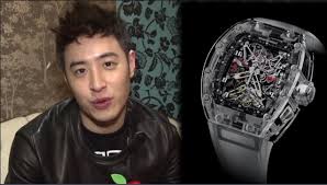 潘瑋柏手上戴的這支手錶，是richard mille rm056腕錶，richard mille的機械錶都是用鈦金屬和碳纖維製作，非常的輕，都只有幾十公克，像是網球明星rafael nadal比. ç¨å®¶æŒ–å¯¶ å¤­å£½å'§ æ½˜ç'‹æŸæ‰‹ä¸Šé€™åª5800è¬ è˜‹æžœæ–°èžç¶² è˜‹æžœæ—¥å ±