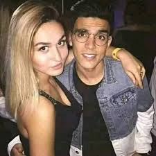 أيمن عبد العزيز يبرئ بن شرقى من الاعتراض ويؤكد: Ø¨ÙˆØ§Ø¨Ø© Ø§Ù„ÙØ¬Ø± Ù†Ø³Ø§Ø¡ Ø£Ø´Ø±Ù Ø¨Ù† Ø´Ø±Ù‚ÙŠ ÙˆØ£ÙˆÙ†Ø§Ø¬Ù… ÙŠØ®Ø·ÙÙ† Ø§Ù„Ø£Ù†Ø¸Ø§Ø± ØµÙˆØ±