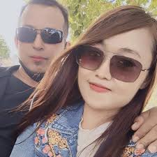 Melihat keduanya, jadi rindu kakek dan nenek di kampung. Apa kabar ya  mereka? Sahabat, ini adalah Mbah Setro dan istrinya, Mbah Napiyah. Keduanya  tinggal di rumah yang sangat tak terurus, bau menyengat