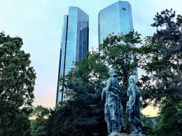 Das unternehmen mit sitz in frankfurt am main ist als universalbank tätig und unterhält bedeutende niederlassungen in london, new york city, singapur. Run Auf Deutsche Bank Fonds Ziehen Guthaben Ab