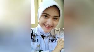 Ada banyak perusahaan yang membuka lowongan kerja setiap harinya. 5 Fakta Soal Nuryin Mantan Model Yang Jadi Satpam Di Surabaya Kumparan Com