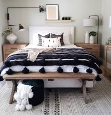 Voir cette épingle et d'autres images dans intérieurs de rêve par pour créer une ambiance feutrée et propice à l'apaisement, pourquoi ne pas peindre les murs de votre chambre en noir ? 1001 Idees Pour La Chambre Grise Et Les Couleurs A Choisir Pour La Deco