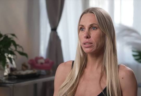 Olga Kambala nespēj valdīt prieka asaras, redzot meitu līgavas tērpā
