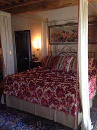 Letto A Baldacchino Antico Tendaggi In Lino E Seta Copriletto E Cuscini Con Velluto Operato Di Etro Letto A Baldacchino Copriletto Baldacchino