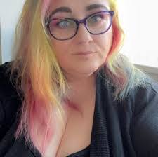 Amanda Shuck's Instagram, Twitter & Facebook