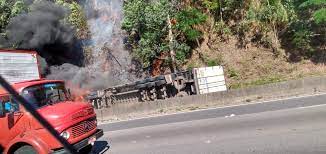 02h02 matemática ajuda a entender por que a previsão do tempo. Incendio Em Carreta Tombada Interdita Rodovia Fernao Dias Em Atibaia Sp Vale Do Paraiba E Regiao G1
