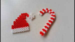 Le père noël aime diffuser la magie de noël en faisant lire les belles lettres qu'il reçoit aux autres. Diy Noel Bonnet De Pere Noel Et Sucre D Orge En Perles Hama Youtube