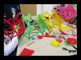 Kinder lassen ihrer kreativität freien lauf, wenn sie mit unseren anleitungen tiere, osterhasen, schultüten, weihnachtsmänner, weihnachtssterne oder muttertagsgeschenke basteln. Grundschule Wir Basteln Eine Girlande Fur Karneval Oder Die Nachste Party Youtube