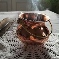 La Fumigation Pour Purifier Son Atmosphere Les Simples Sacres En 2020 Nettoyage De Maison Batons De Fumigation Rituels