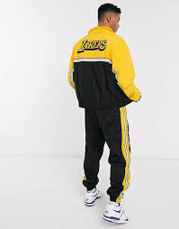 We link to the best sources from around the world. Nike Basketball La Lakers Nba Trainingsanzug In Gelb Schwarz Asos