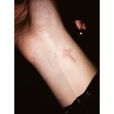 Tato delta yang tidak lengkap adalah simbol dalam arti of, memiliki sudut terbuka, memberikan pesan pembuka untuk perubahan tersebut. Pin Auf God