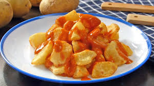 El nombre se debe a la salsa que acompaña a las patatas que les da el sabor y el gusto picante. Patatas Bravas 2020