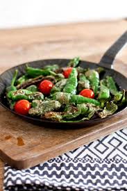 Pimientos De Padron Rezept Mit Cherrytomaten Vom Grill Rezept Rezepte Veggie Rezepte Vegetarische Snacks