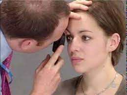 Place the heel of your left hand firmly on the patient's forehead and spread your fingers out, providing stability. Heine Direct Ophthalmoscopy How To Perform Ophthalmoscopy Youtube