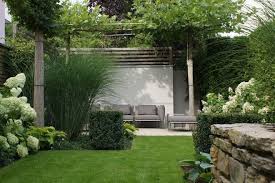 Zum teehaus gelangt man durch ein hölzernes tor, das den intimen bereich symbolisch begrenzt. Modern Garten By Indigagarten Gmbh Co Kg Dieser Garten In Hamburg Punktet Mit Zuruckhaltenden Farben Und Einer Pflanzzusammenstellung Die Unterschiedliche Tex In 2020 Moderner Garten Garten Ideen Gestaltung Vorgarten Hortensien Garten
