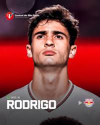 Após completar 200 jogos pelo clube, Eric Ramires renovou contrato até 2028  com o Red Bull Bragantino! _____ After completing 200 games for the club, Eric  Ramires renewed his contract with Red