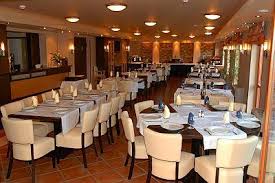 A tónál öltöző és számos öltözőszekrény áll a rendelkezésünkre, a gyerekek pedig. To Hotel Elegantes Restaurant In Der Bank Mit Speziellen Paketen