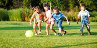 Du kannst nach spielen mit bestimmten stichwörtern suchen oder unten bequem durch die verschiedenen rubriken blättern. Bewegungsspiele Fur Kinder Tipps Fur Draussen Und Drinnen