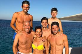 Zinedine zidane a rencontré sa femme, veronique fernandez, alors qu'il n'avait que 17 ans. Zinedine Zidane Su Mujer Veronique Fernandez Principal Aliada Del Madridismo Famosos