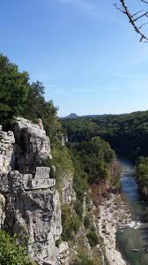 Les Jardins Suspendus Du Village De Caractere De Labeaume En Sud Ardeche Vue Sur Le Rocher De Sampzon Paysruomsois Jardins Suspendus Paysage France Ardeche