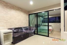 การตกแต งฝาหน งหล งโซฟาด วย วอลเปเปอร wallpaper ลายอ ฐส น ำตาลคร ม ส วนผน งรอบๆห องน ต ดวอลเปเปอร เป นลายทาง วอลเปเปอร